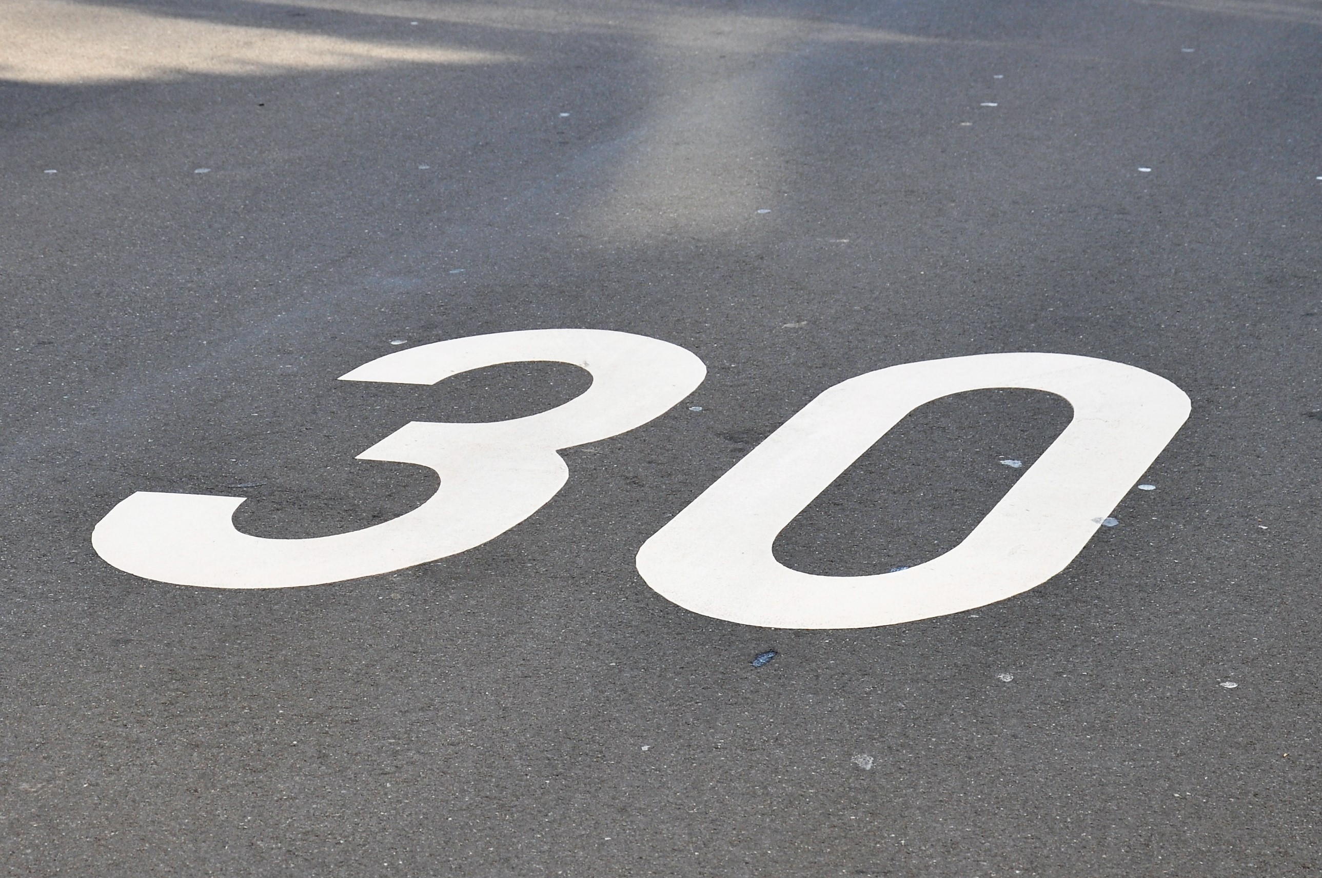 tempo_30_auf_strasse_nah.jpg